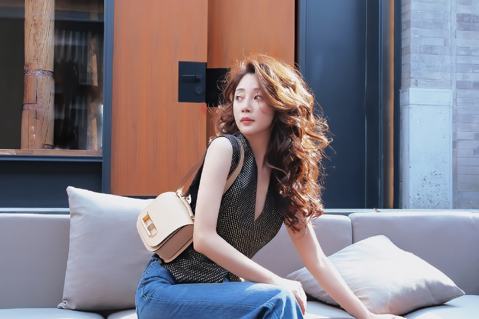 组图：殷桃大波浪卷发造型随性迷人网友：发量惊人第1张图片