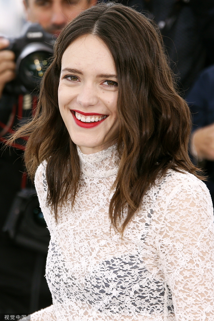 组图:马汀亮相戛纳 笑容明媚展法式美女风情_高清图集_新浪网