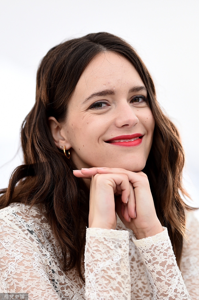 组图:马汀亮相戛纳 笑容明媚展法式美女风情_高清图集_新浪网