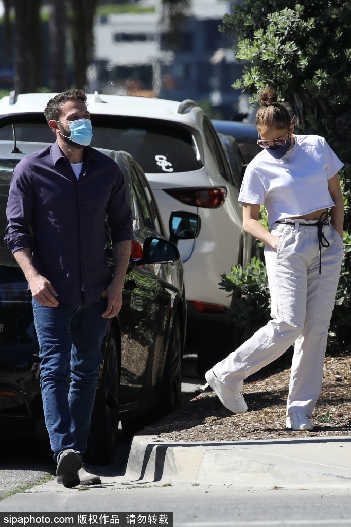 组图：浪漫得很！大本与洛佩兹春花丛中牵手笑容娇羞第4张图片