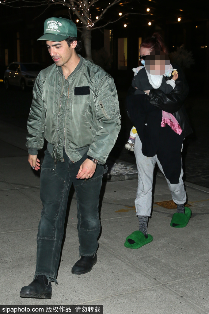 组图：索菲·特纳和乔·乔纳斯夫妻带娃低调出行第2张图片