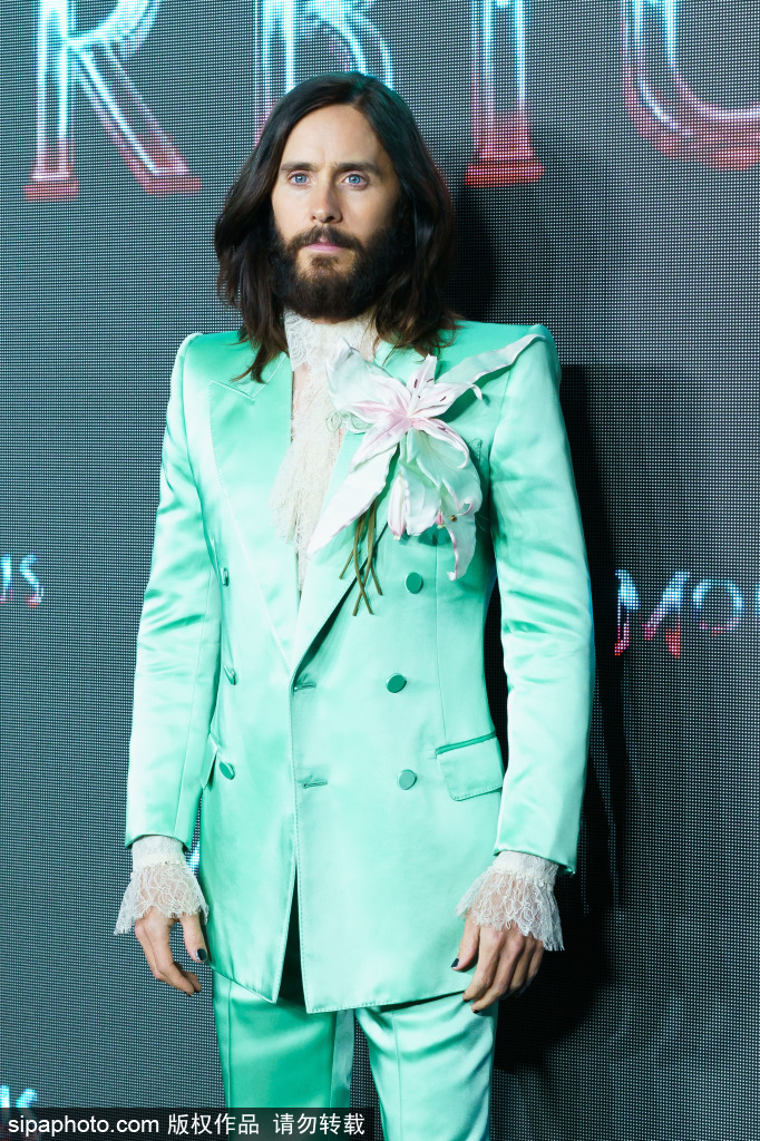 组图：莱托帅气亮相《暗夜博士》活动薄荷绿西装亮眼第1张图片