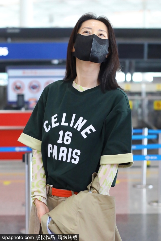 组图：刘敏涛现身北京机场绿橙搭配青春时尚第2张图片