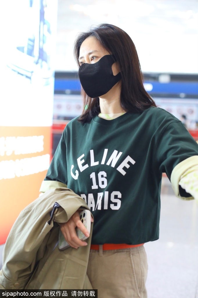 组图：刘敏涛现身北京机场绿橙搭配青春时尚第3张图片