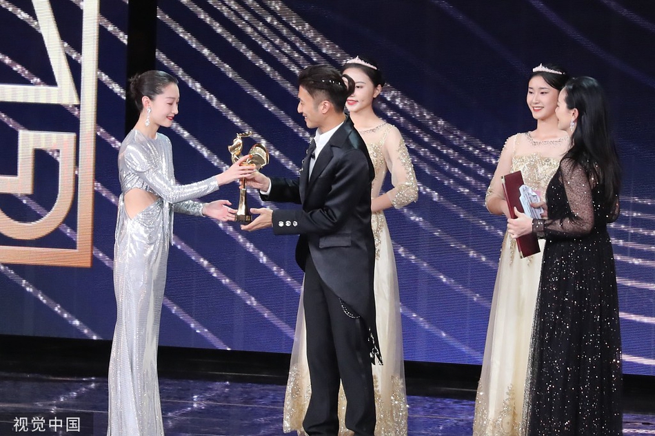组图:第33届金鸡奖颁奖现场 黄晓明周冬雨获最佳男女主_高清图集_新浪