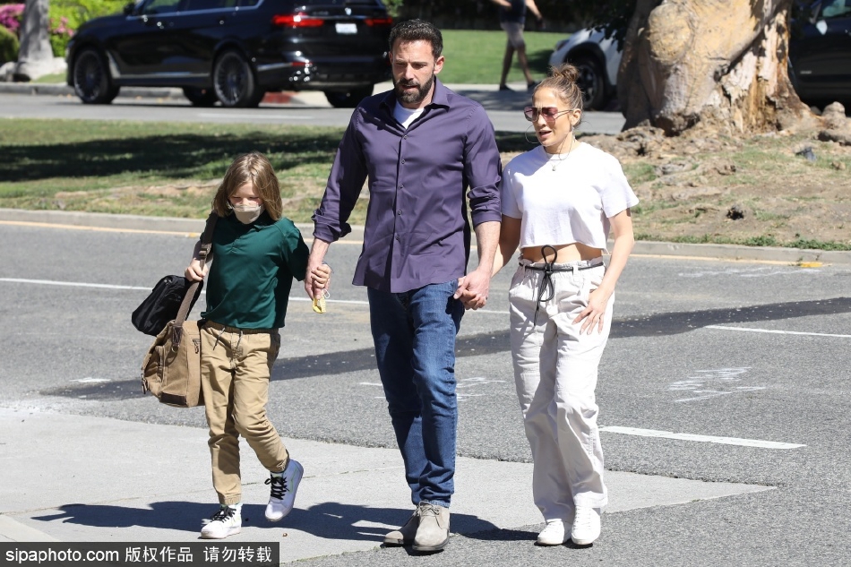 组图：浪漫得很！大本与洛佩兹春花丛中牵手笑容娇羞第3张图片