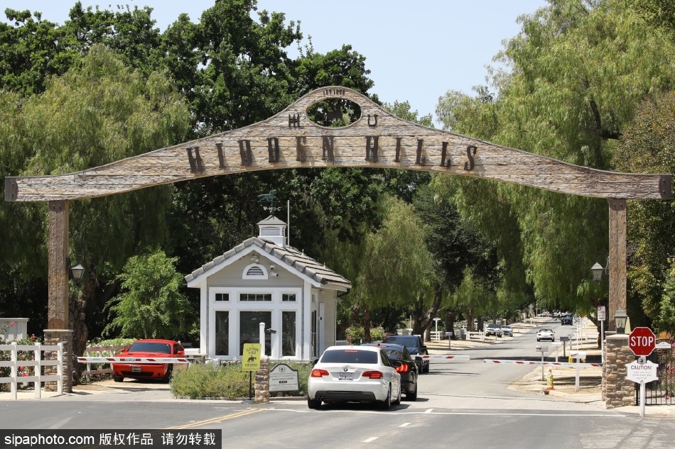 组图：订婚后更形影不离！大本洛佩兹一起看房挑选爱巢第3张图片