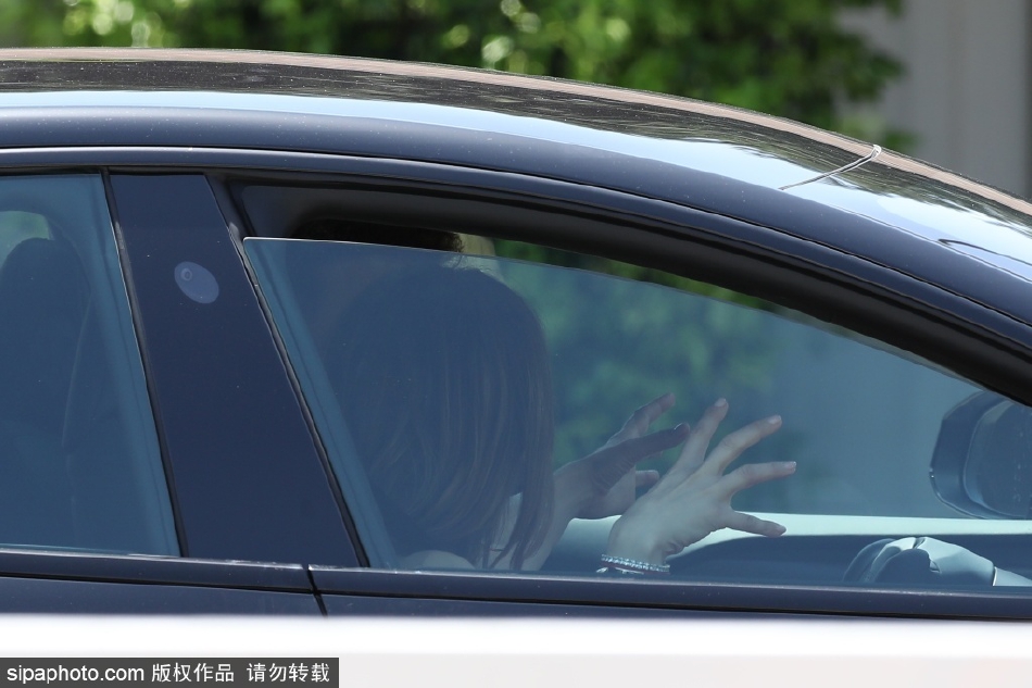 组图：订婚后更形影不离！大本洛佩兹一起看房挑选爱巢第2张图片