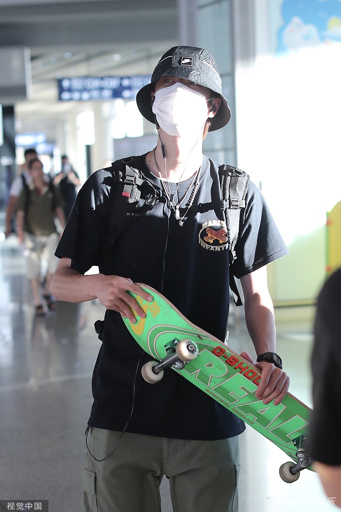 组图:"蓝忘机"王一博获粉丝接机拍照 抱滑板几乎遮全脸_高清图集_新浪