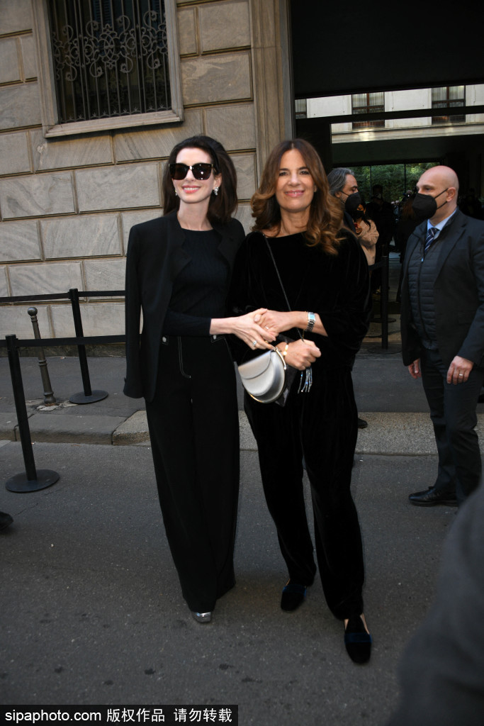 组图：安妮·海瑟薇米兰看秀复古造型美艳迷人发量惊人第8张图片