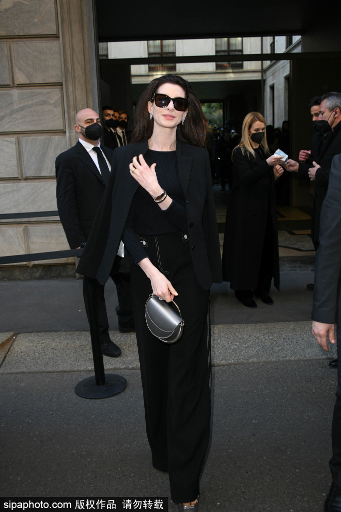 组图：安妮·海瑟薇米兰看秀复古造型美艳迷人发量惊人第10张图片