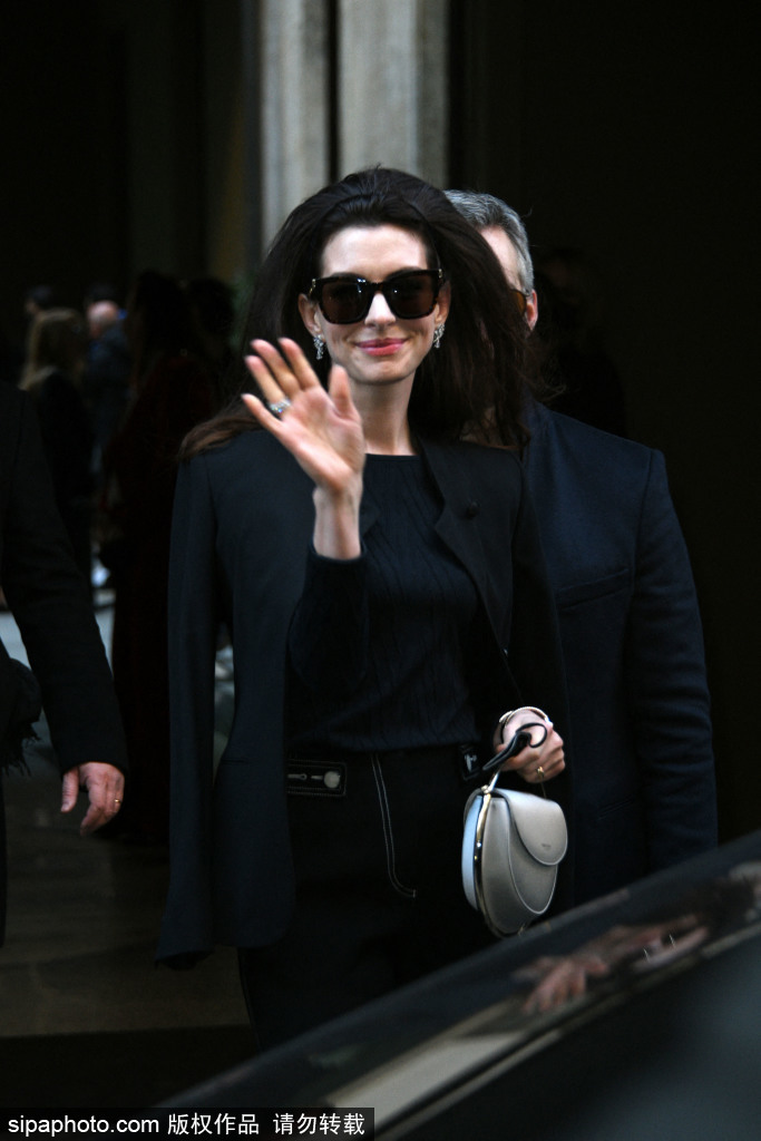 组图：安妮·海瑟薇米兰看秀复古造型美艳迷人发量惊人第3张图片