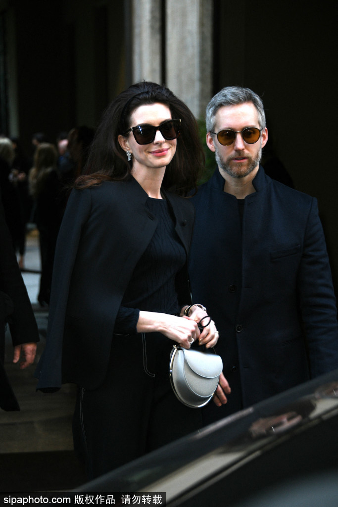 组图：安妮·海瑟薇米兰看秀复古造型美艳迷人发量惊人第5张图片