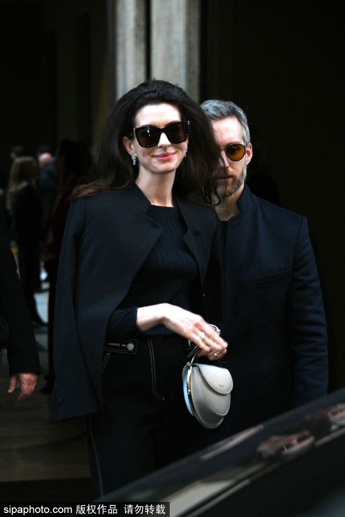 组图：安妮·海瑟薇米兰看秀复古造型美艳迷人发量惊人第2张图片