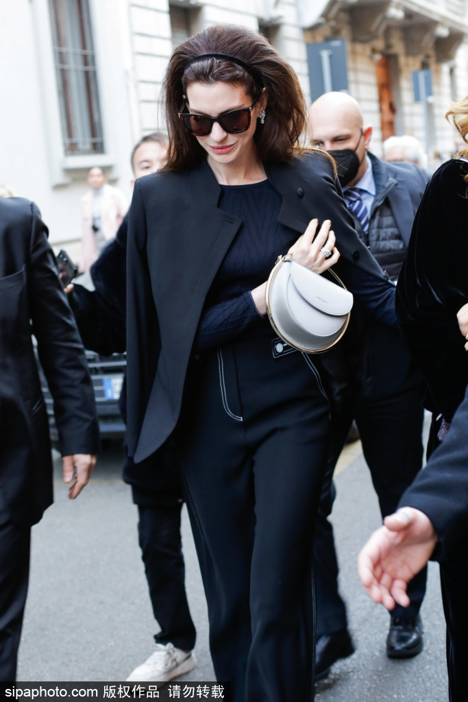 组图：安妮·海瑟薇米兰看秀复古造型美艳迷人发量惊人第1张图片