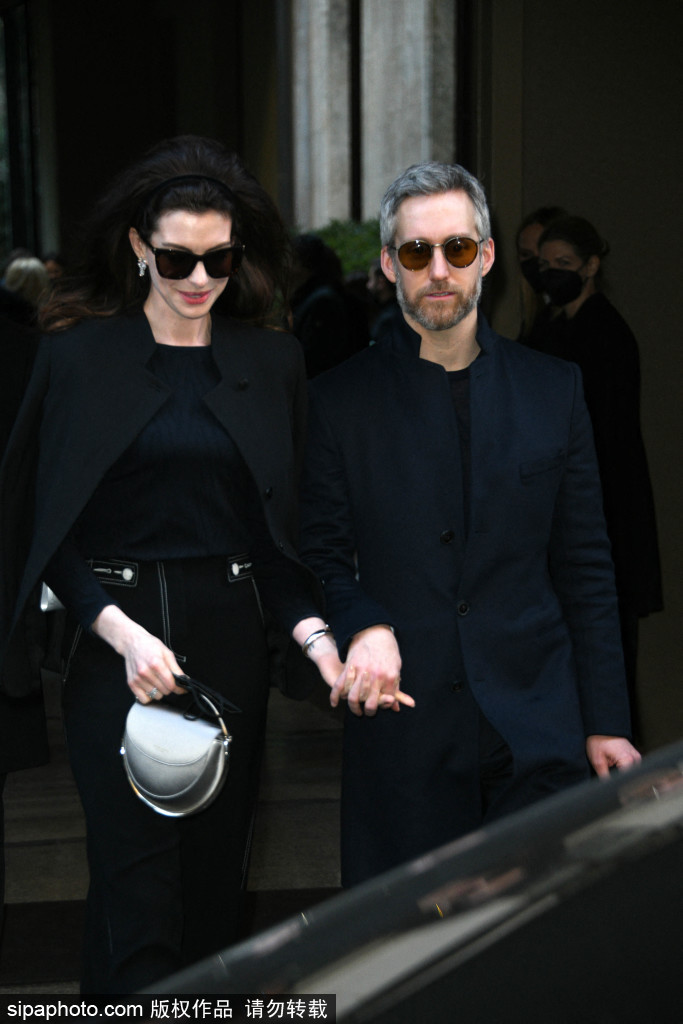 组图：安妮·海瑟薇米兰看秀复古造型美艳迷人发量惊人第7张图片