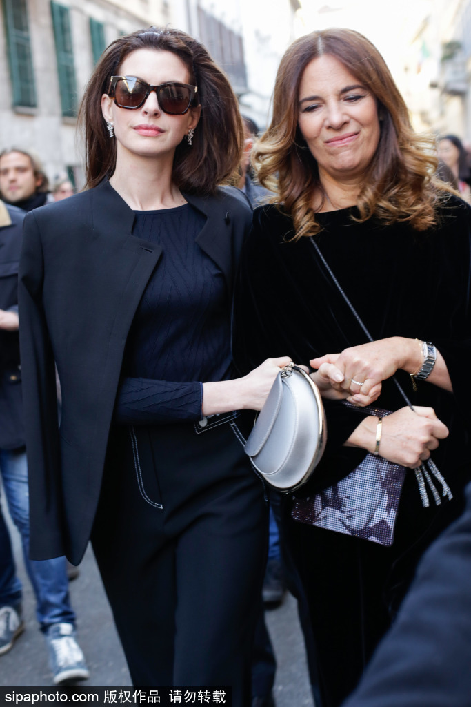 组图：安妮·海瑟薇米兰看秀复古造型美艳迷人发量惊人第6张图片