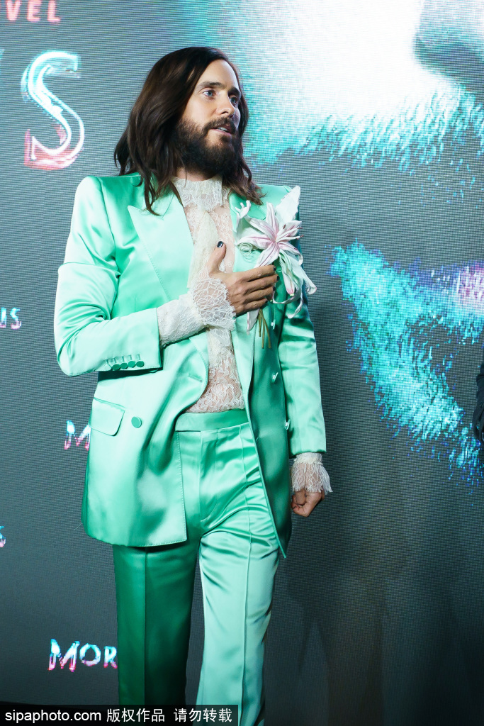 组图：莱托帅气亮相《暗夜博士》活动薄荷绿西装亮眼第4张图片