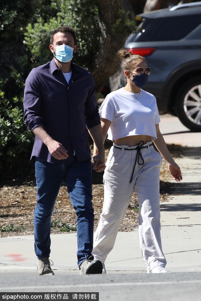 组图：浪漫得很！大本与洛佩兹春花丛中牵手笑容娇羞第2张图片