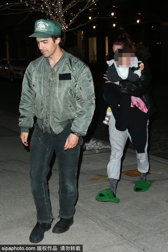 组图：索菲·特纳和乔·乔纳斯夫妻带娃低调出行第1张图片