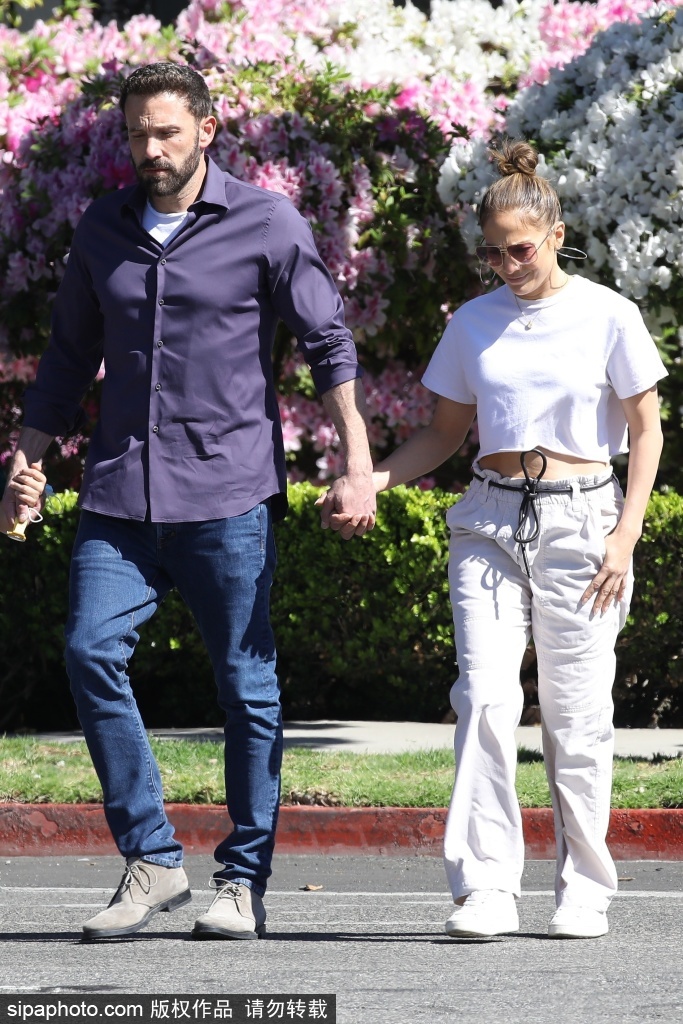 组图：浪漫得很！大本与洛佩兹春花丛中牵手笑容娇羞第1张图片