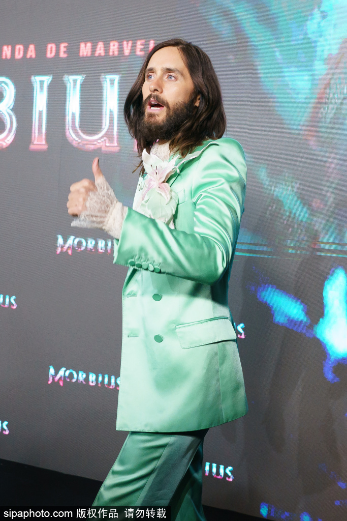 组图：莱托帅气亮相《暗夜博士》活动薄荷绿西装亮眼第6张图片