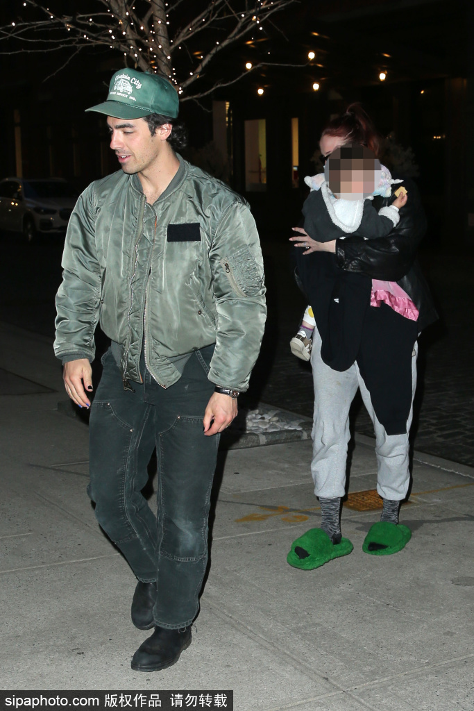 组图：索菲·特纳和乔·乔纳斯夫妻带娃低调出行第3张图片