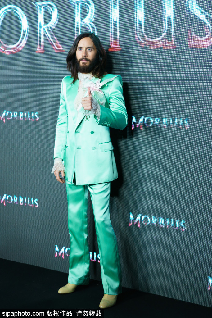 组图：莱托帅气亮相《暗夜博士》活动薄荷绿西装亮眼第2张图片