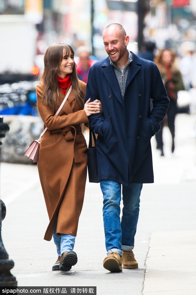 组图：莉莉·柯林斯与丈夫挽手出街对视大笑很甜蜜第4张图片