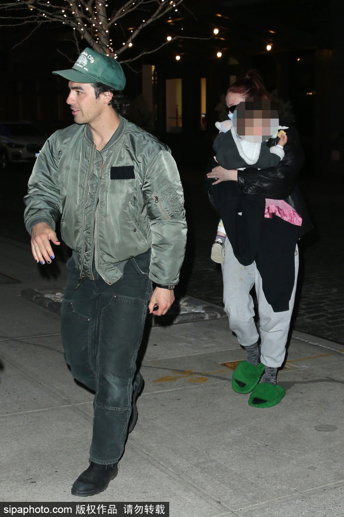 组图：索菲·特纳和乔·乔纳斯夫妻带娃低调出行第4张图片