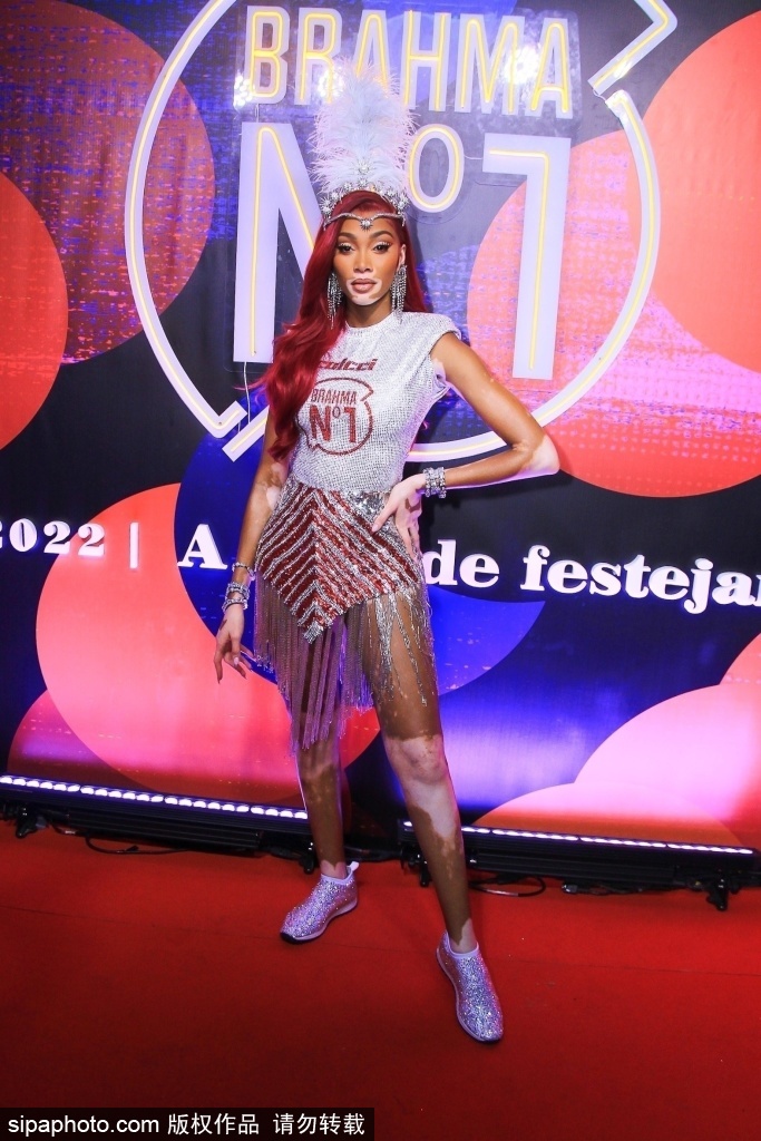 组图：温妮·哈洛现身巴西狂欢节流苏裙闪亮充满活力第3张图片