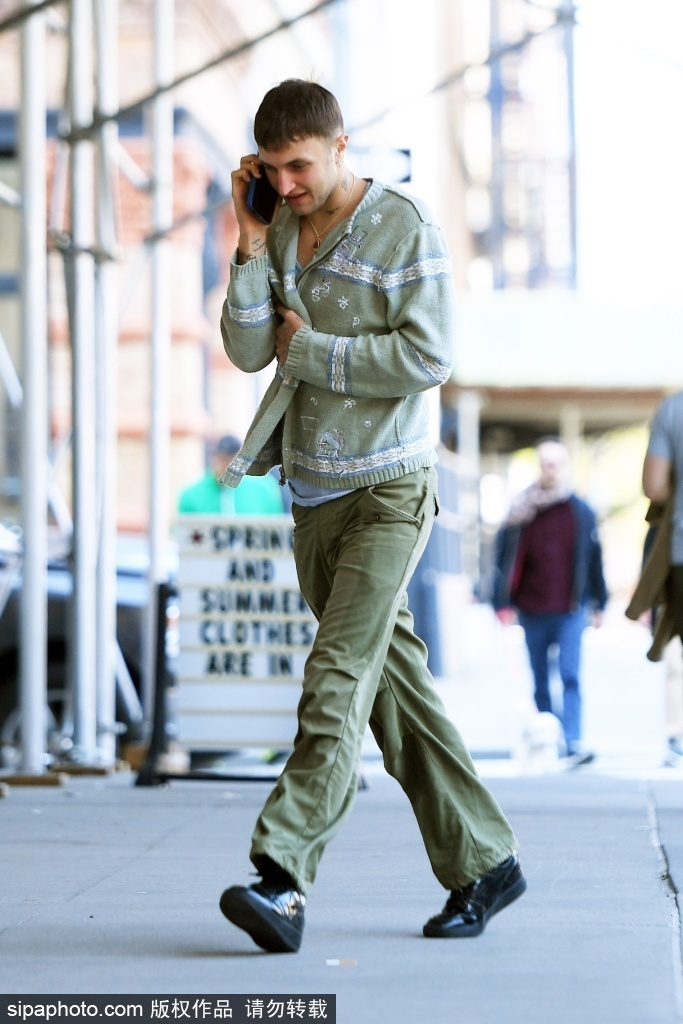 组图：贝拉·哈迪德低腰牛仔裤露蛮腰街头风十足第3张图片