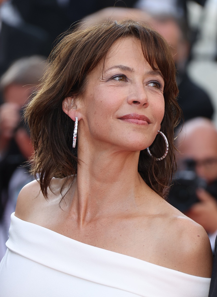 组图:苏菲·玛索亮相戛纳红毯 黑白一字肩长裙优雅动人_高清图集_新浪