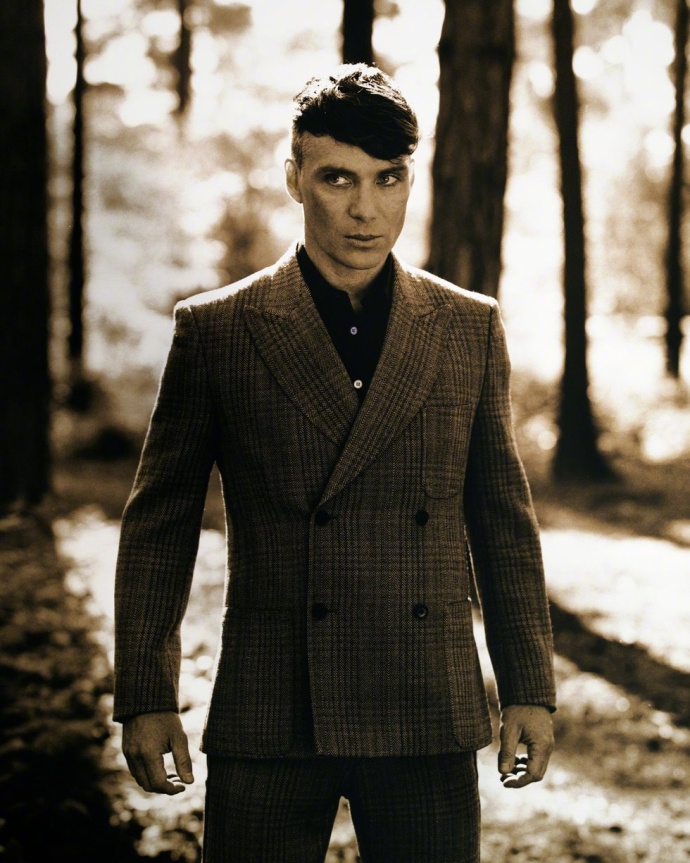 新浪娱乐讯 基里安·墨菲新广告大片,丛林中的气质男子.