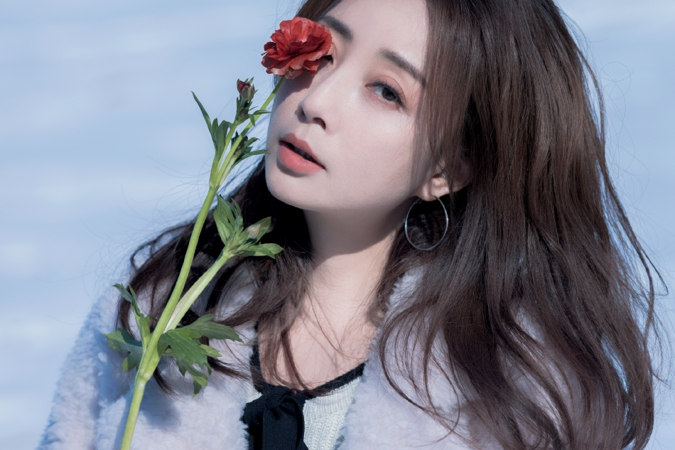 组图：殷桃大波浪卷发造型随性迷人网友：发量惊人第4张图片