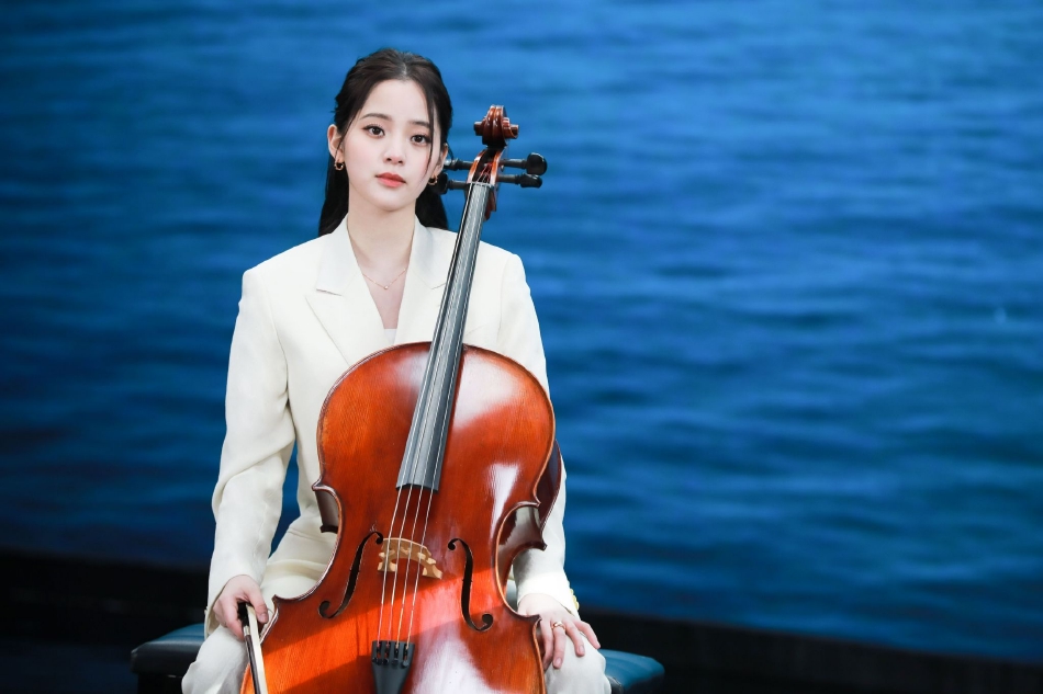 组图：欧阳娜娜东南卫视春晚演出 一袭白衣拉响提琴