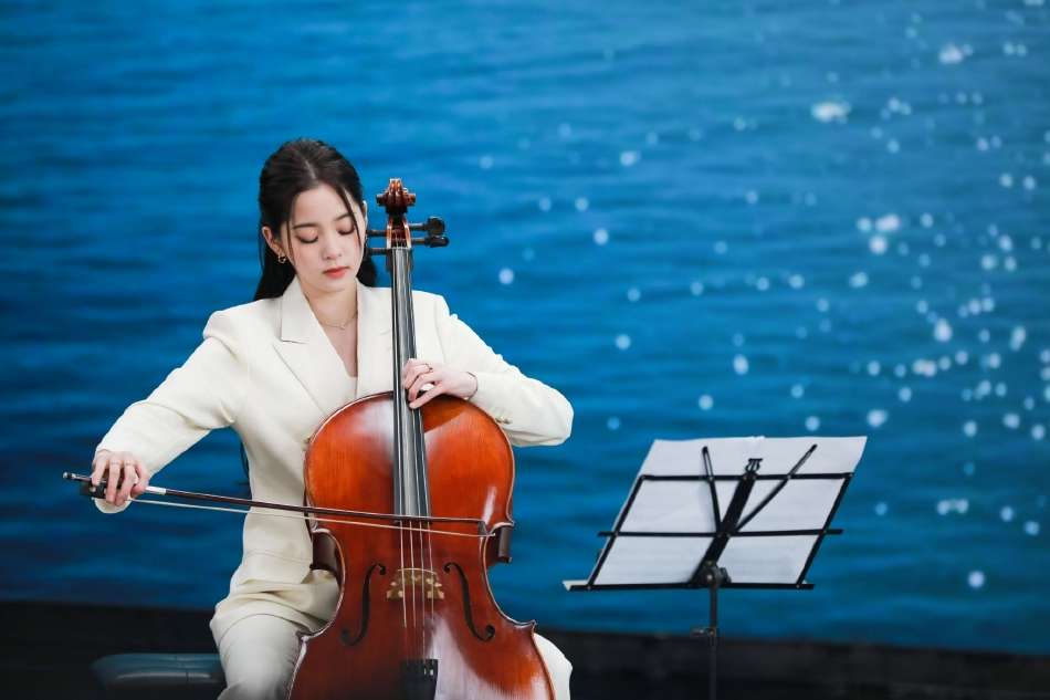 组图：欧阳娜娜东南卫视春晚演出 一袭白衣拉响提琴