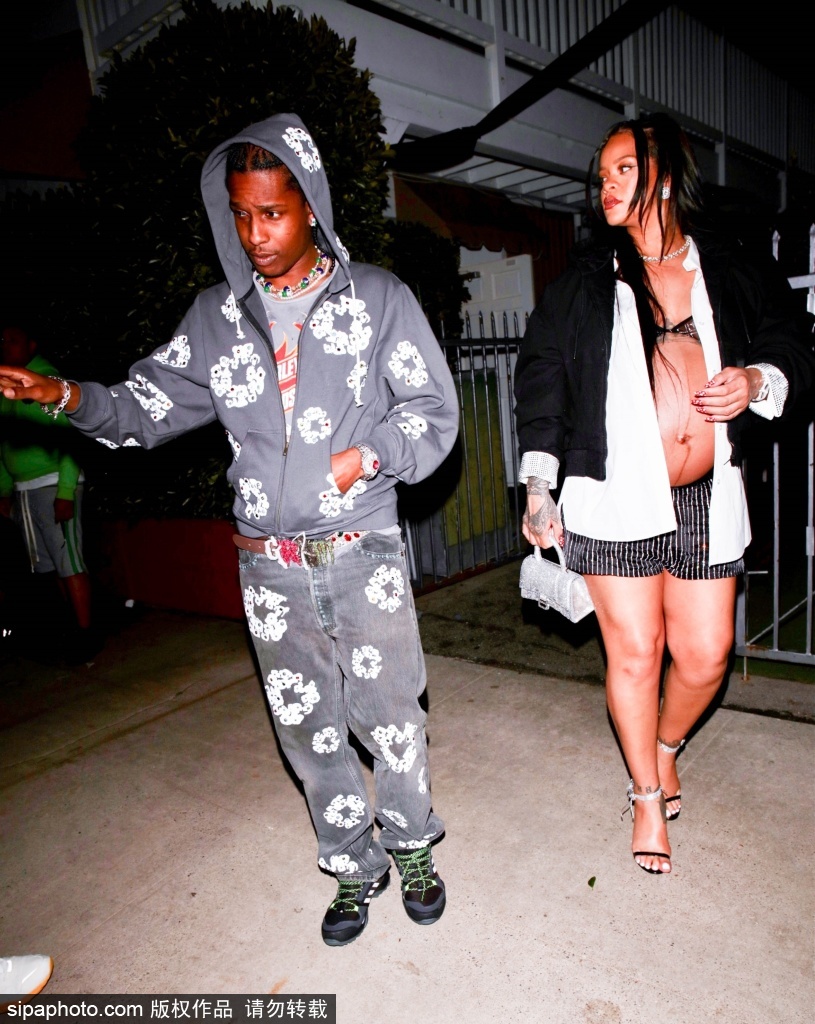 组图：ASAPRocky被捕后首次与蕾哈娜一起亮相遮脸躲镜头第1张图片