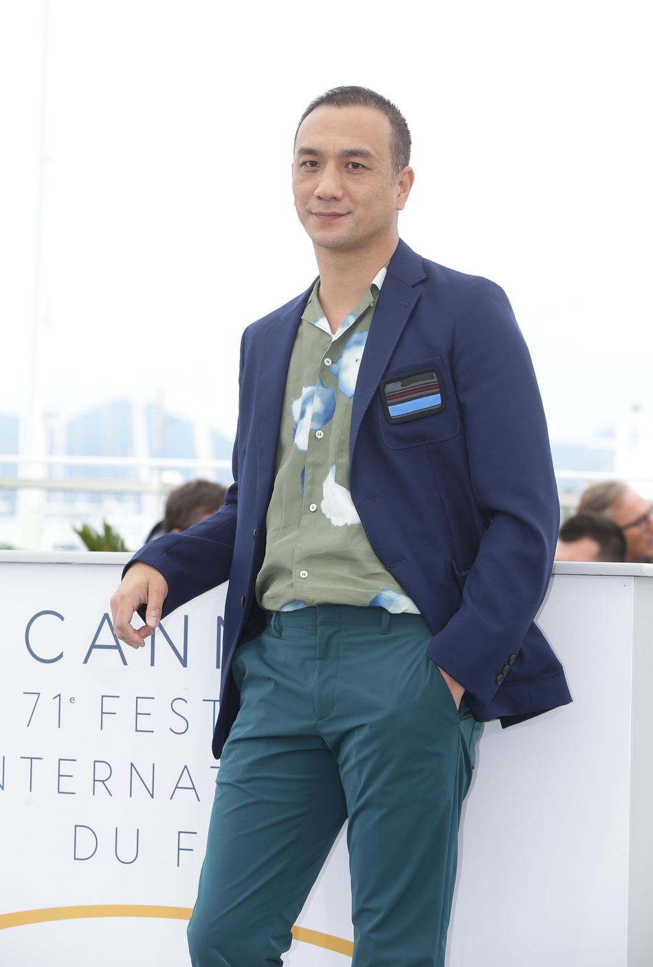 新浪娱乐讯 戛纳电影节《地球最后的夜晚》媒体拍照,导演毕赣携演员