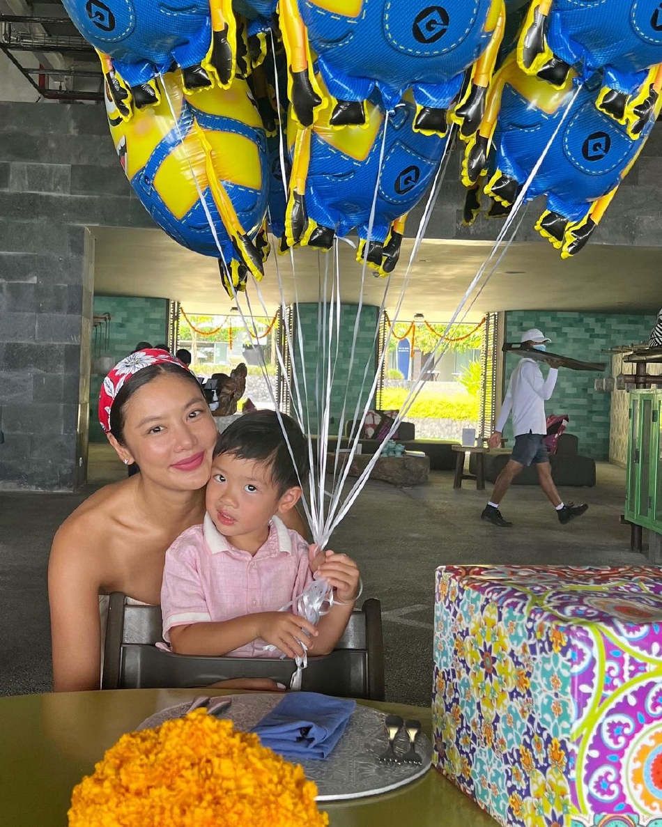 组图：黎明前妻乐基儿晒全家福3岁儿子庆生丈夫微笑出镜