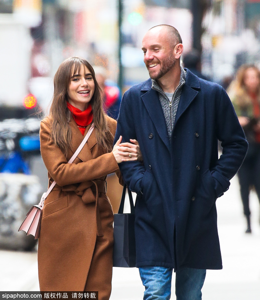 组图：莉莉·柯林斯与丈夫挽手出街对视大笑很甜蜜第2张图片