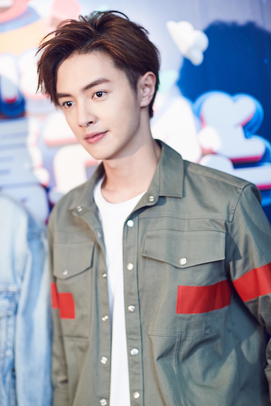 图为新f4接受专访,王鹤棣,官鸿,吴希泽三人冷峻可爱一秒切换,笑容阳光