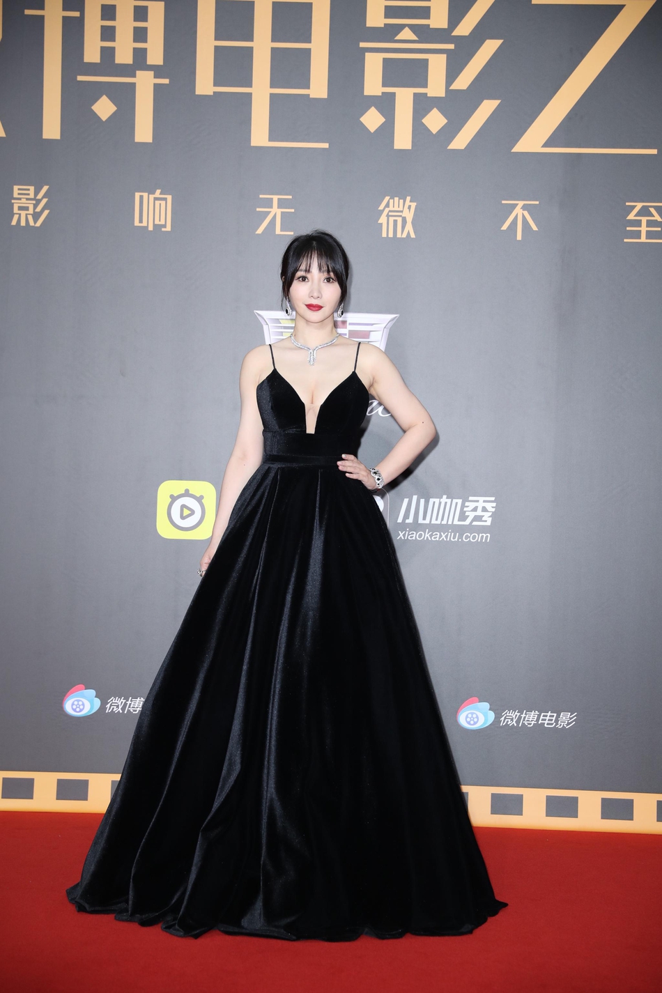 组图:柳岩亮相微博电影之夜 黑色深v礼服大秀性感