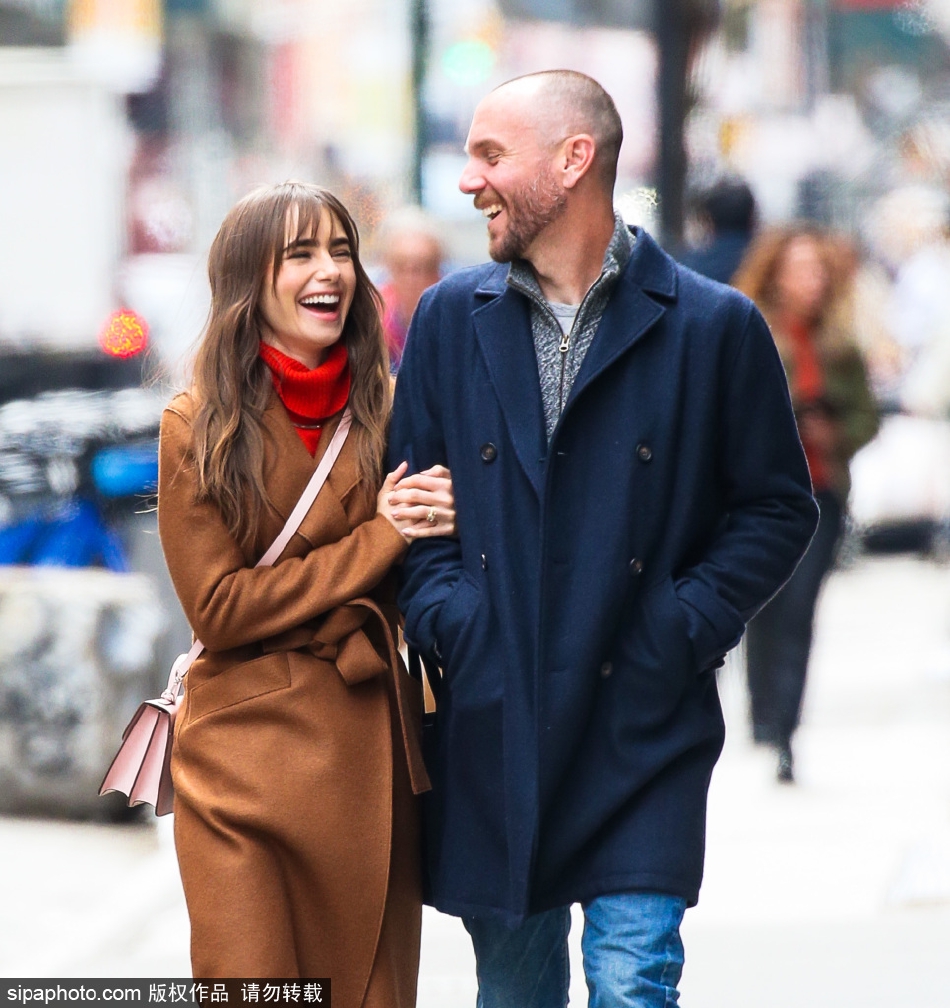 组图：莉莉·柯林斯与丈夫挽手出街对视大笑很甜蜜第1张图片