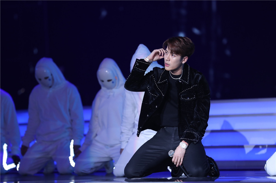 组图:微博之夜内场 王嘉尔下跪忘情表演《该死的温柔》