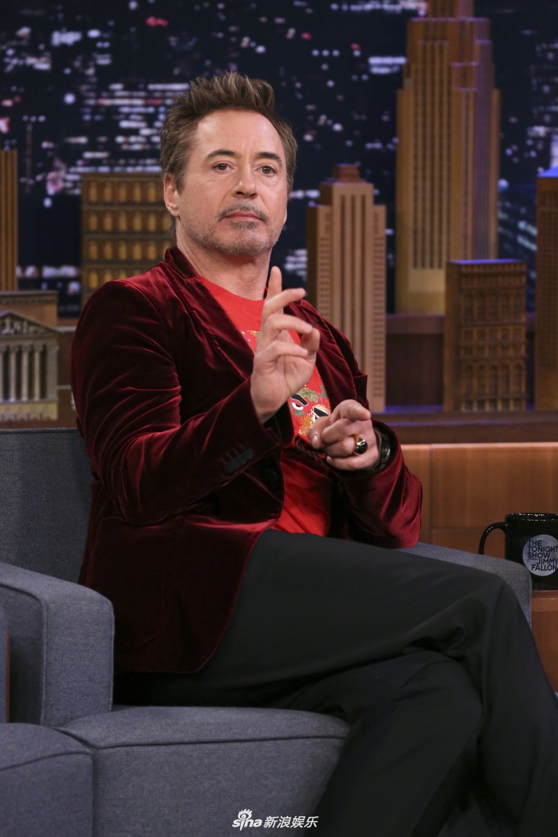 组图钢铁侠罗伯特穿红装精神饱满摆经典pose威力不俗