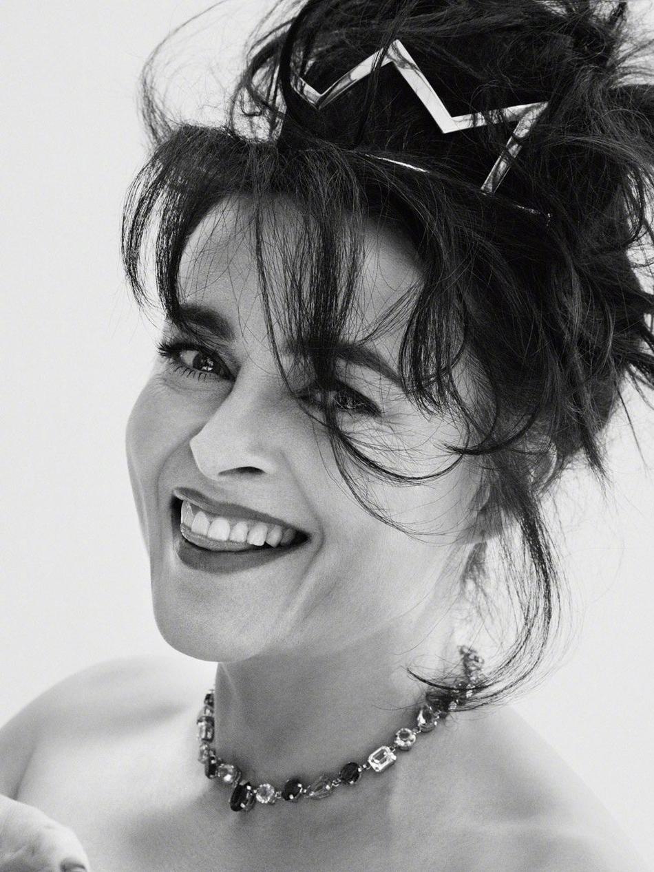 组图:海伦娜伯翰卡特黑裙头纱拍大片 高冷可爱一秒转换