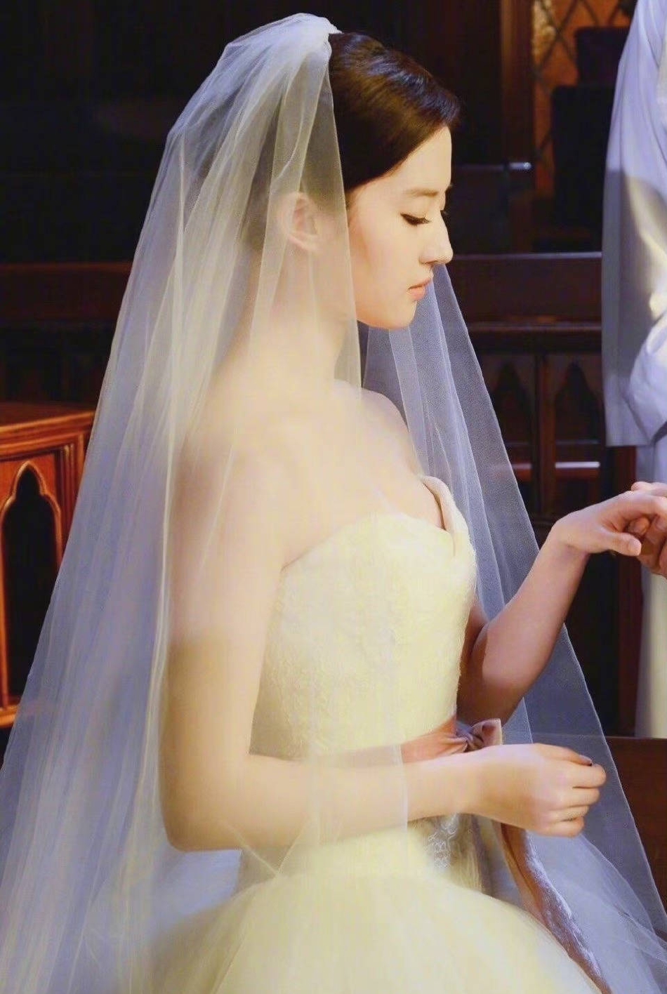组图：刘亦菲电影旧作中婚纱造型引热议网友赞唯美第3张图片