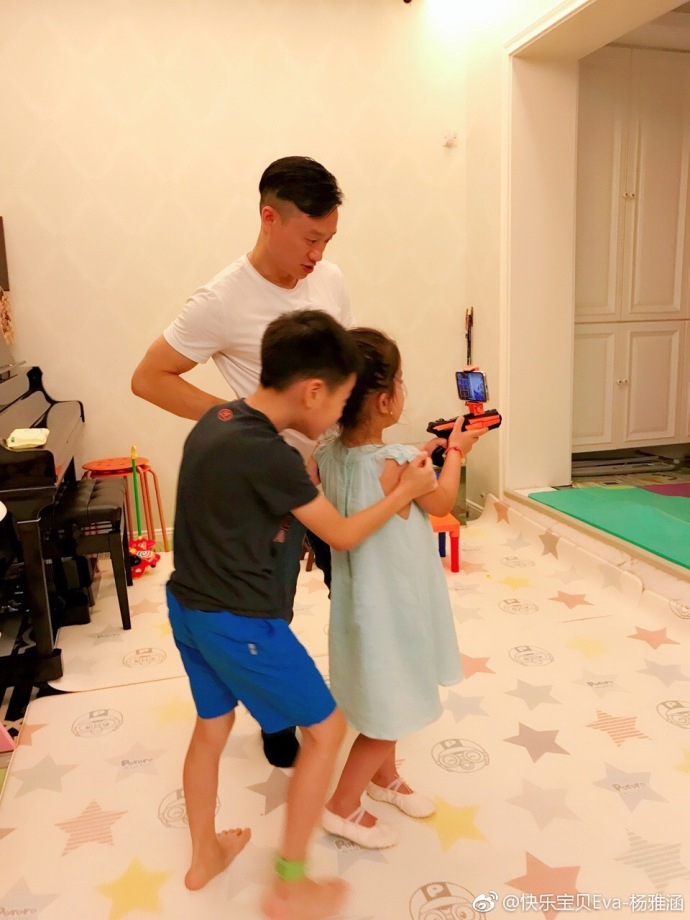 组图:杨云杨威携儿女与友人聚会 拍全家福杨阳洋比耶很可爱