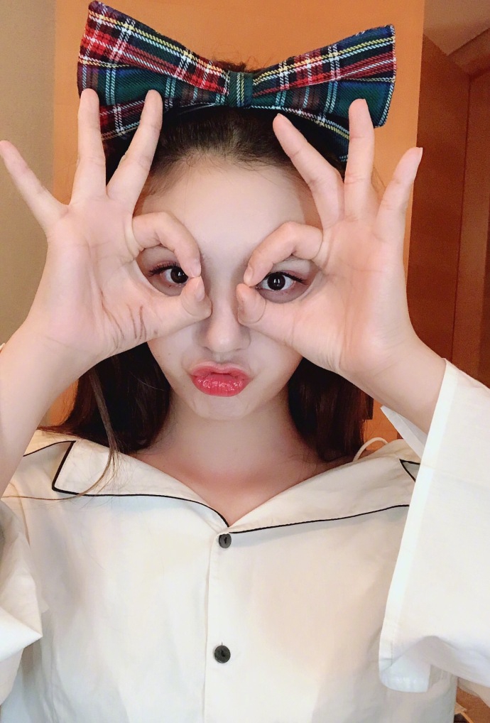 组图:林允戴蝴蝶结发卡嘟嘴比耶 皮肤水嫩少女感十足